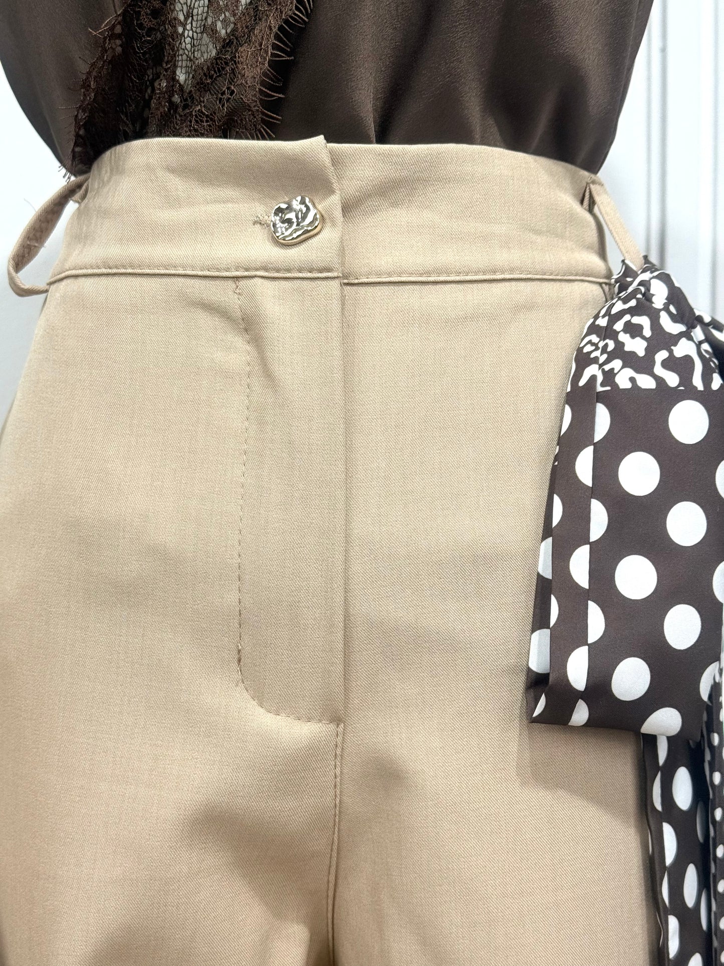 Pantalón recto beige con pañuelo