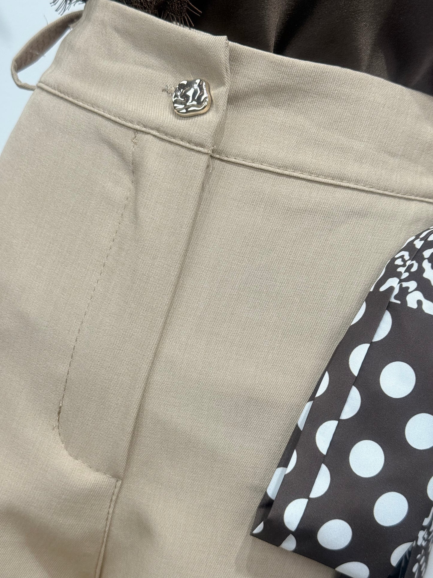 Pantalón recto beige con pañuelo