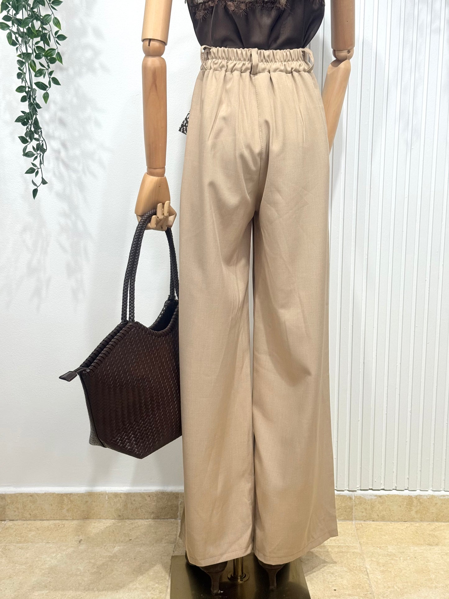 Pantalón recto beige con pañuelo