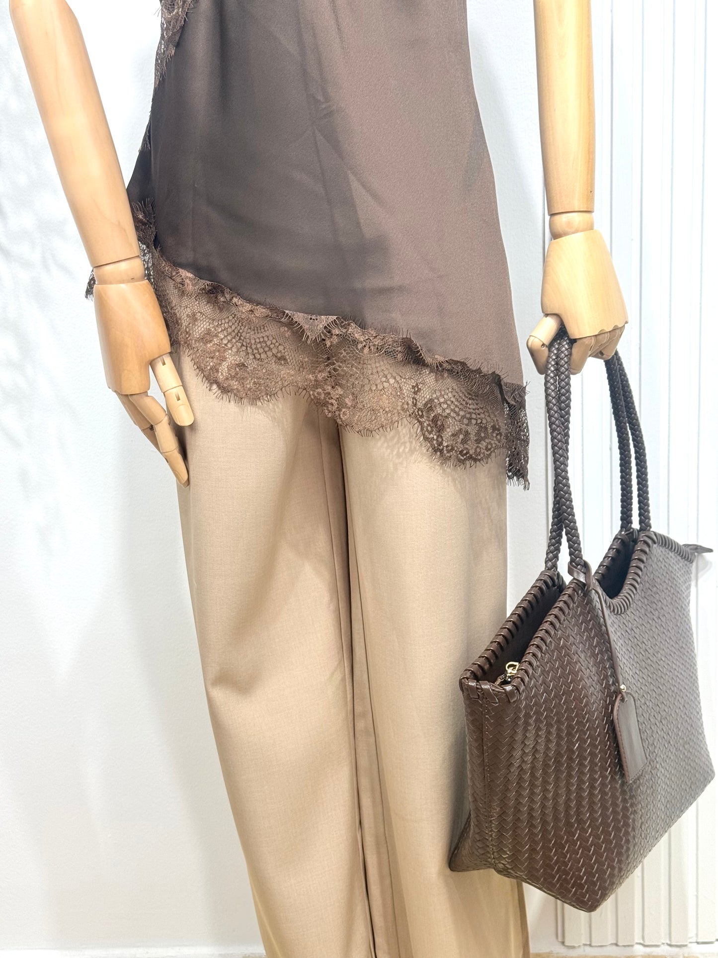 Pantalón recto beige con pañuelo