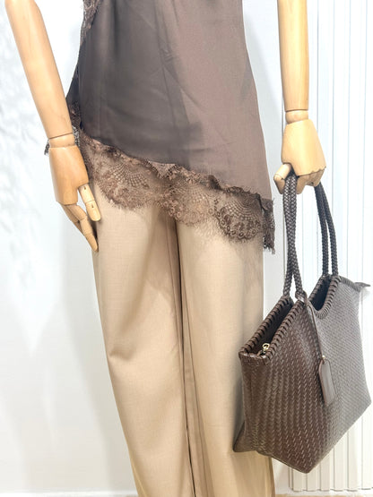 Pantalón recto beige con pañuelo