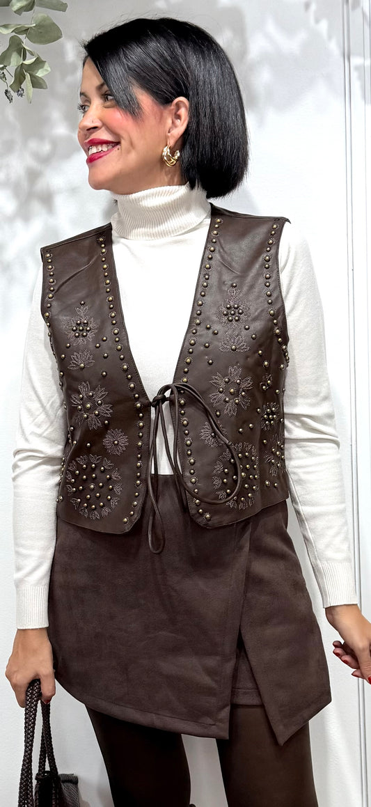 Chaleco tachas y bordado chocolate