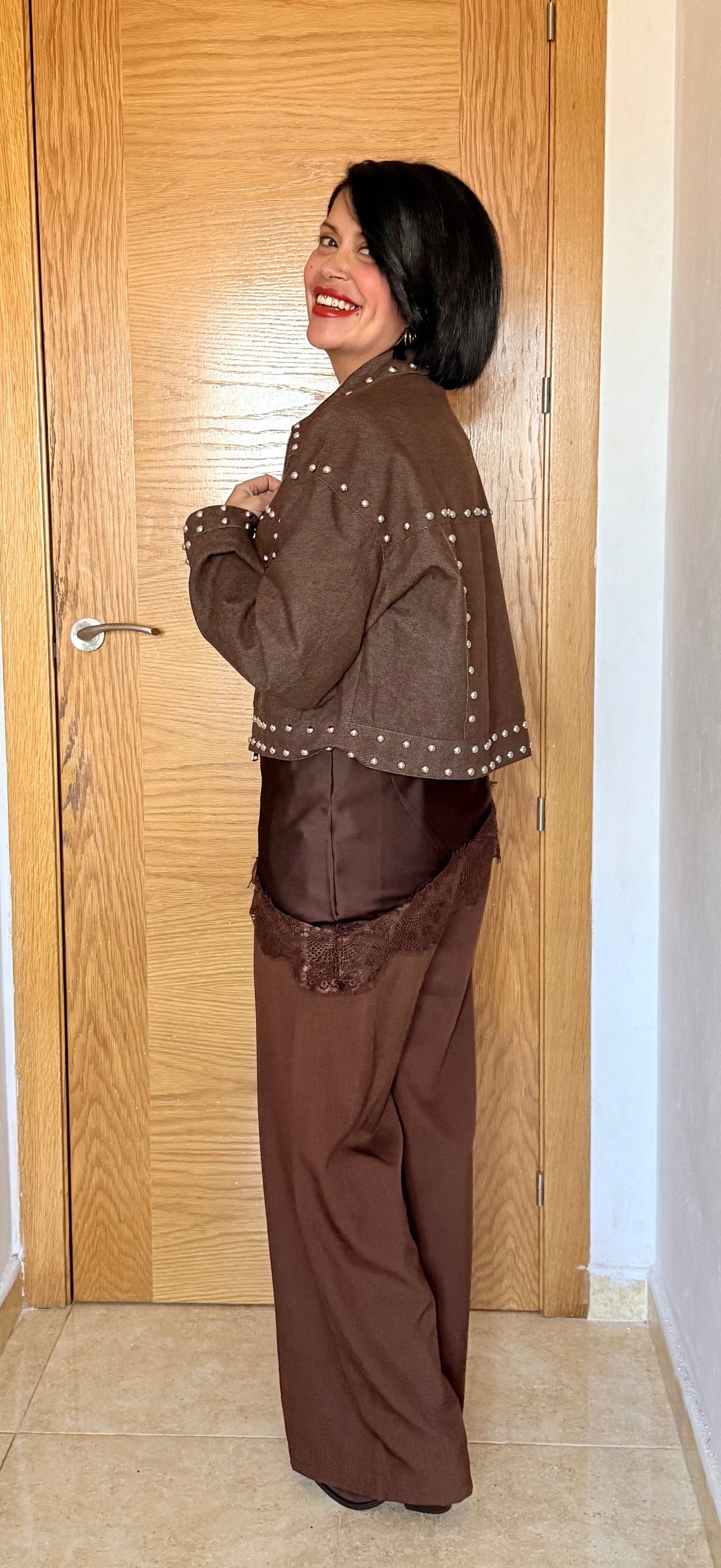 Chaqueta forrada tachas chocolate