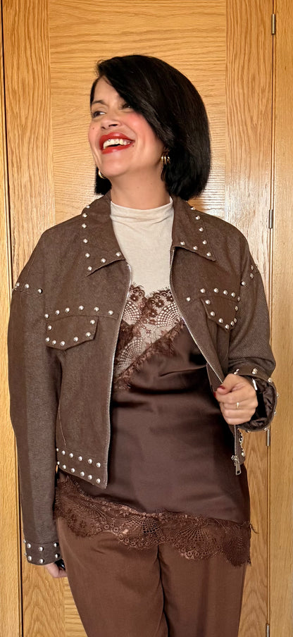 Chaqueta forrada tachas chocolate