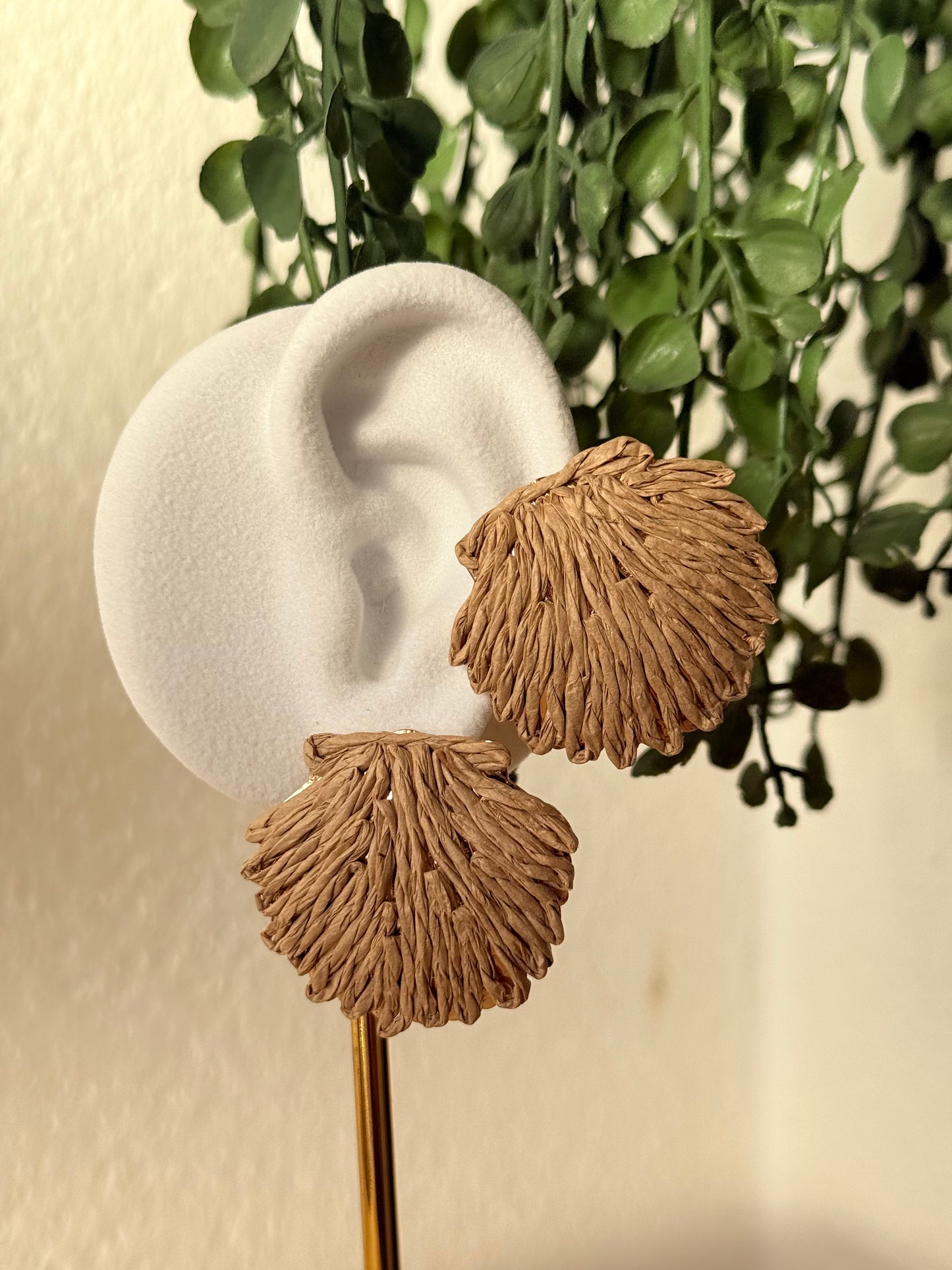 Pendientes rafia y acero concha camel