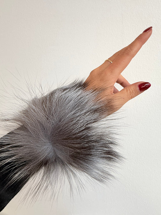 Puños de pelo grises