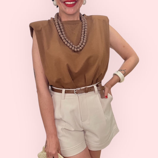 Camiseta basic camel hombreras